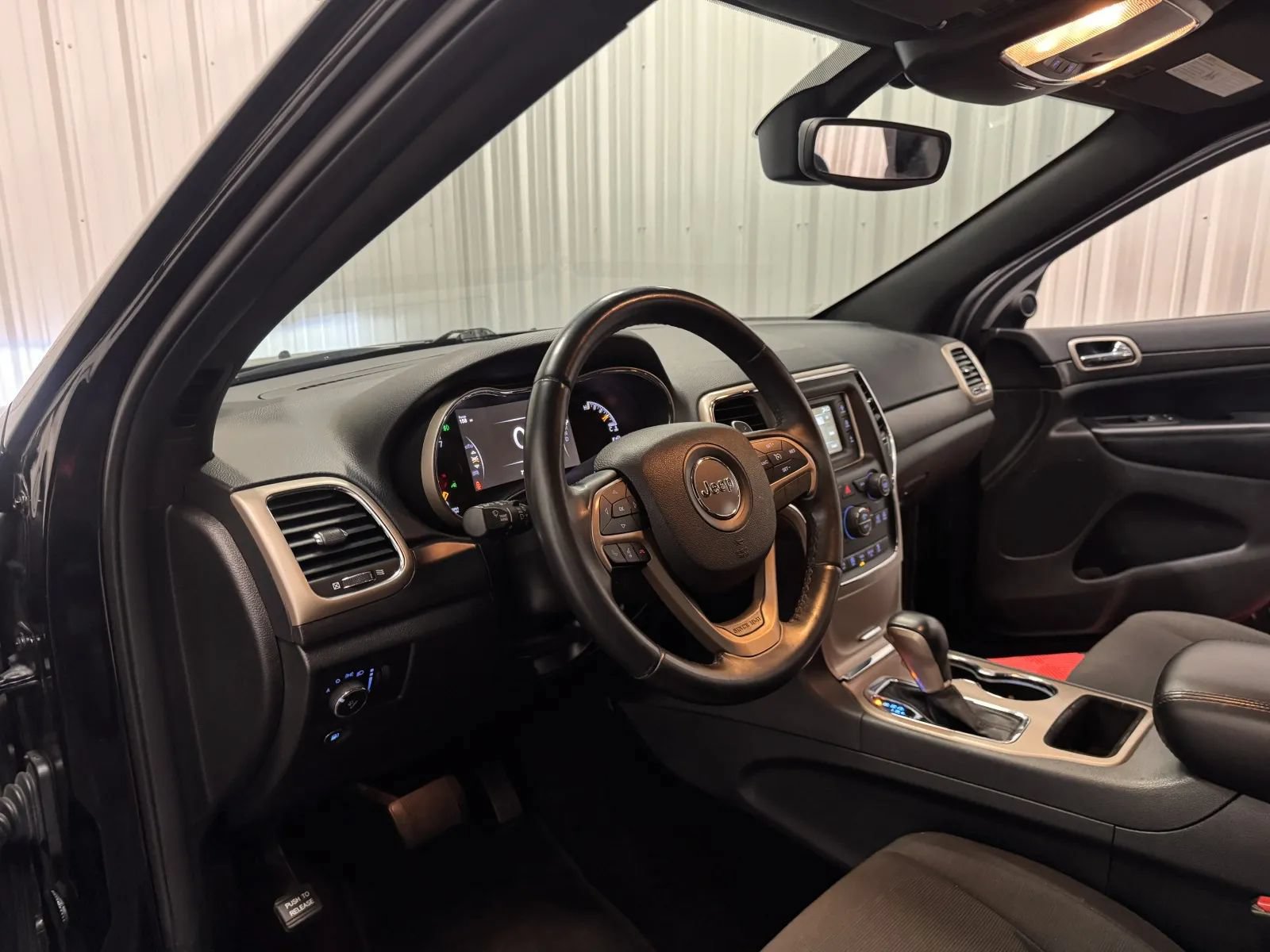 Used 2017 Jeep Grand Cherokee Laredo w/ Quick Order Package 23E AWD/4WD image 34