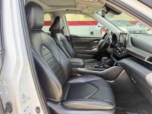 Used 2022 Toyota Highlander XLE AWD/4WD image 30