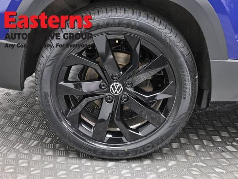 Used 2022 Volkswagen Taos SE w/ Panoramic Sunroof Package FWD image 30