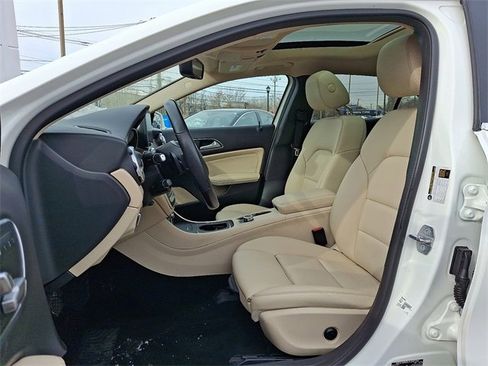 Used 2019 Mercedes-Benz GLA 250 4MATIC w/ Premium Package image 14