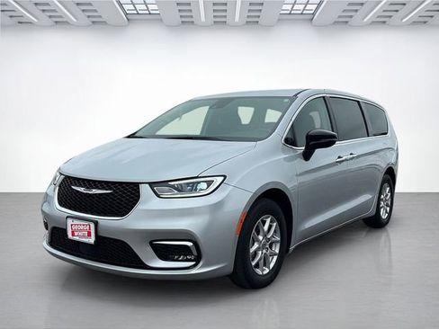 Used 2024 Chrysler Pacifica Touring-L image 8