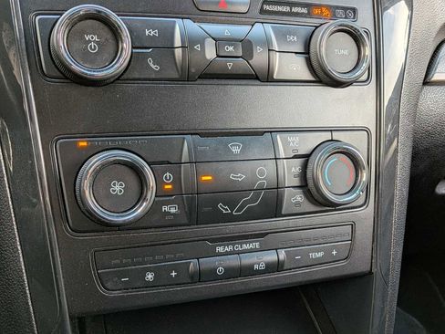 Used 2019 Ford Explorer XLT image 29