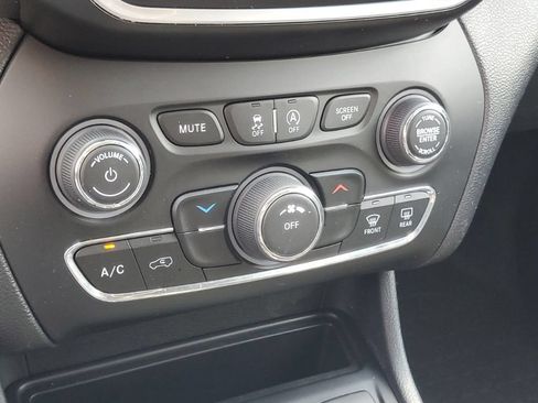 Used 2019 Jeep Cherokee Latitude Plus AWD/4WD image 22