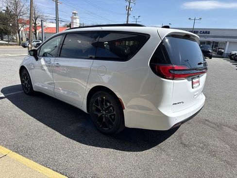 New 2026 Chrysler Pacifica Limited FWD image 18