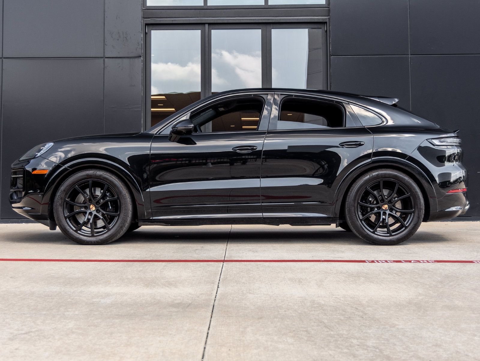 Used 2025 Porsche Cayenne GTS AWD/4WD image 2