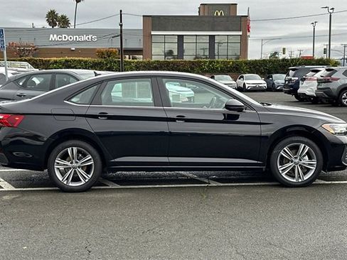 Used 2024 Volkswagen Jetta SE image 3