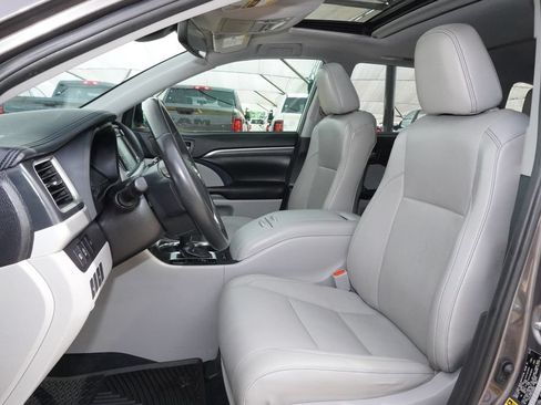 Used 2019 Toyota Highlander Limited FWD image 30