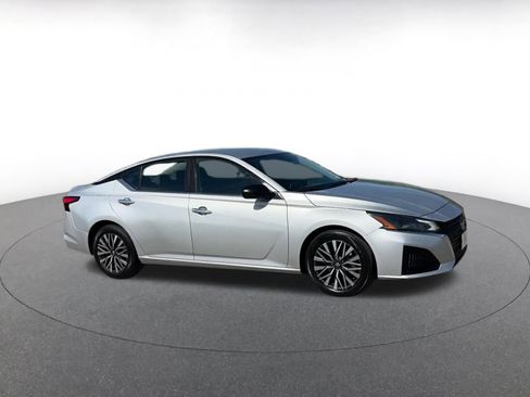 Used 2024 Nissan Altima 2.5 SV image 2