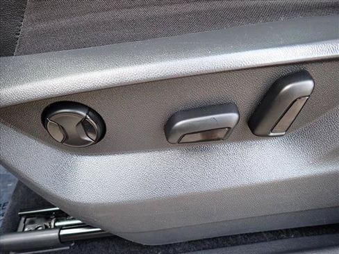 Used 2018 Volkswagen Tiguan SEL AWD/4WD image 14