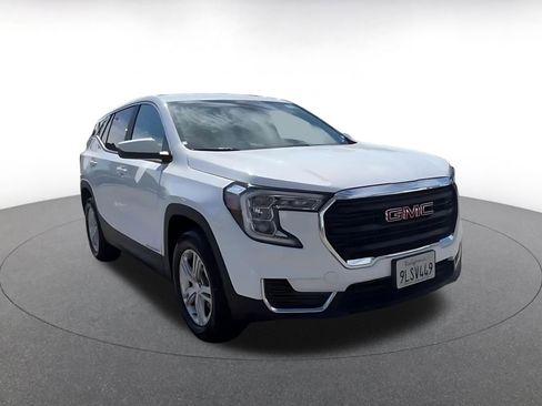 Used 2024 GMC Terrain SLE image 3