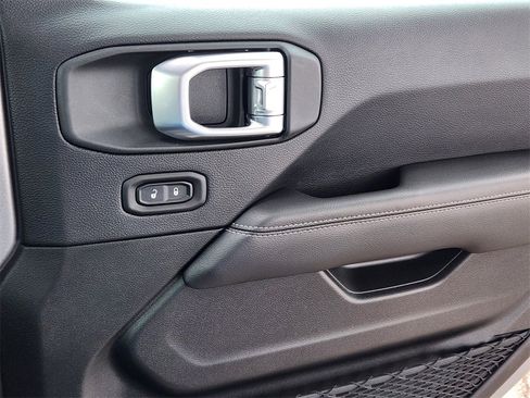 Used 2019 Jeep Wrangler Unlimited Sahara image 10