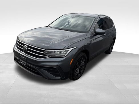 Used 2024 Volkswagen Tiguan SE image 2