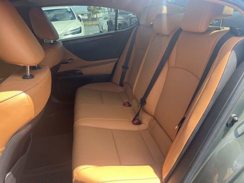 Used 2024 Lexus ES 350 w/ Premium Package FWD image 3