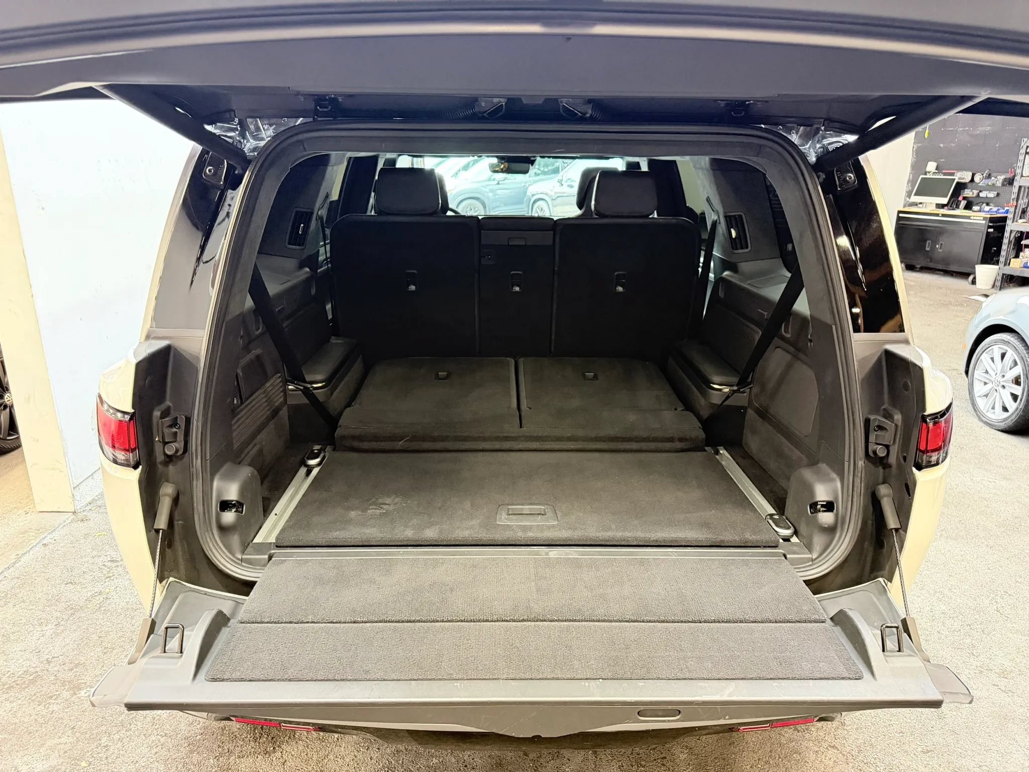 Used 2022 Rivian R1S Launch Edition Quad AWD/4WD image 23