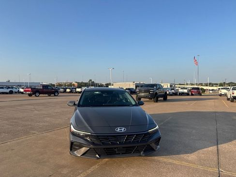 Used 2025 Hyundai Elantra SEL FWD image 4