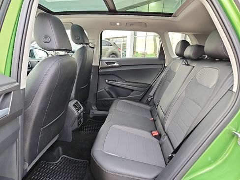 Certified 2025 Volkswagen Taos SE image 9