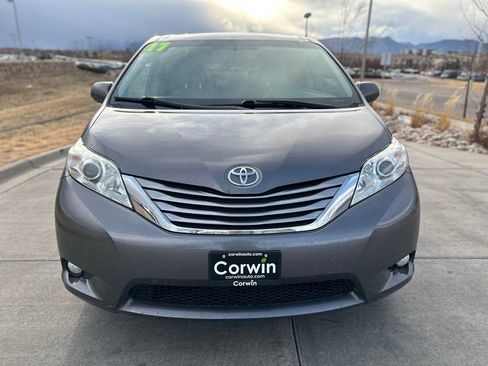Used 2017 Toyota Sienna XLE Premium image 2