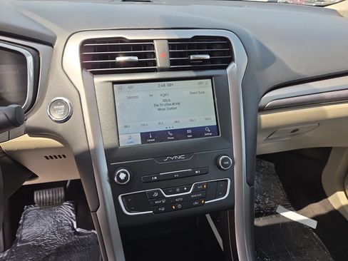 Used 2020 Ford Fusion SE FWD image 10