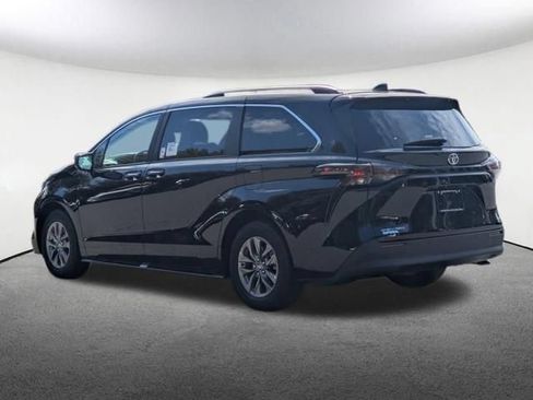New 2026 Toyota Sienna XLE AWD/4WD image 7