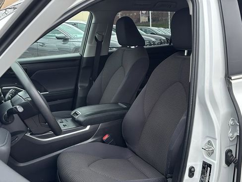 Used 2023 Toyota Highlander L image 10