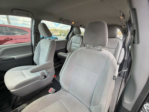 Used 2017 Toyota Sienna L image 13