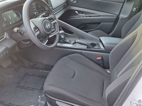 Certified 2025 Hyundai Elantra SE image 10