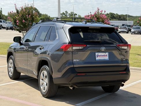 Used 2020 Toyota RAV4 LE FWD image 4
