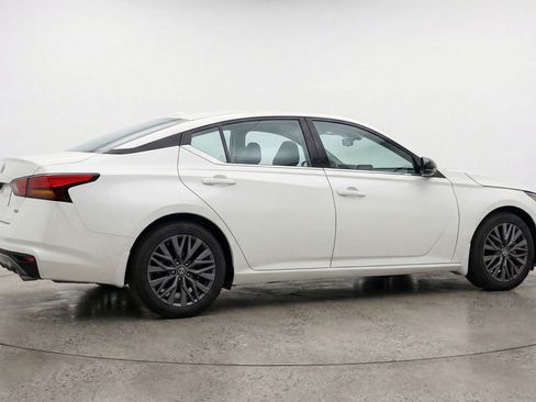 Used 2025 Nissan Altima 2.5 SV FWD image 9