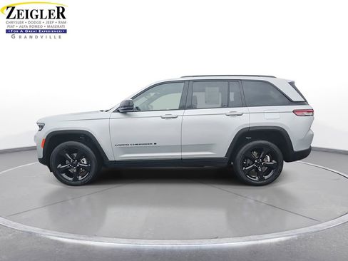 Used 2023 Jeep Grand Cherokee Altitude image 8