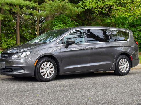 Used 2019 Chrysler Pacifica L FWD image 2