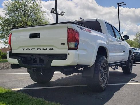 Used 2017 Toyota Tacoma TRD Sport AWD/4WD image 11