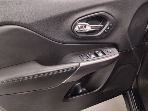 Used 2019 Jeep Cherokee Limited image 24