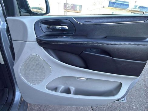 Used 2016 Chrysler Town & Country Touring image 19