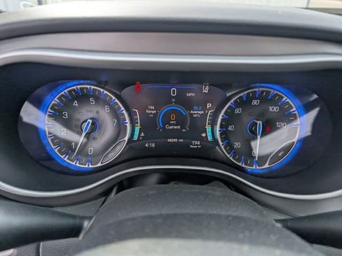 Used 2023 Chrysler Pacifica Touring-L FWD image 10