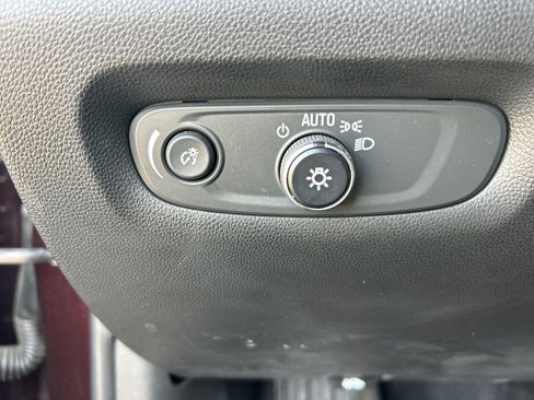 Used 2022 Chevrolet Traverse LT FWD image 22
