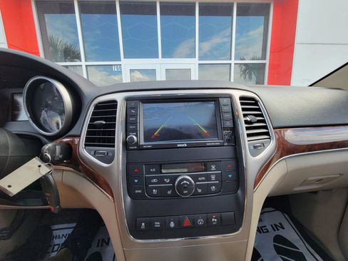 Used 2013 Jeep Grand Cherokee Limited w/ Luxury Group II AWD/4WD image 14
