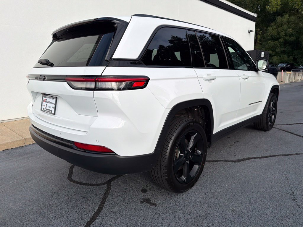 Used 2023 Jeep Grand Cherokee Altitude AWD/4WD image 8