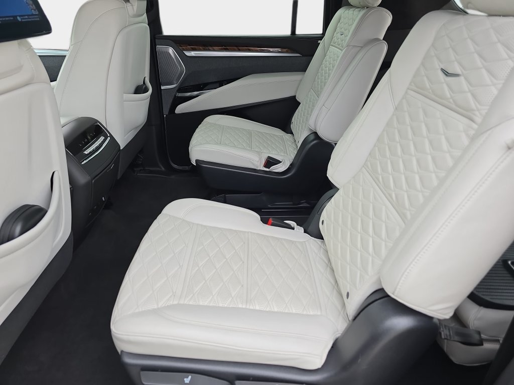 Used 2025 Cadillac Escalade ESV Sport Platinum w/ LPO, ONYX Package AWD/4WD image 19