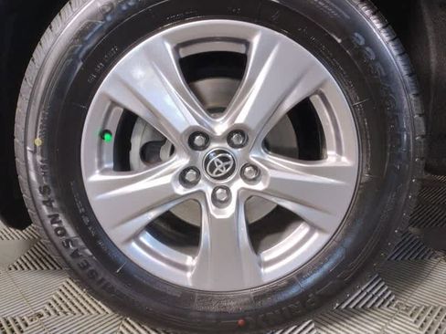 Used 2022 Toyota RAV4 XLE w/ Convenience Package image 7