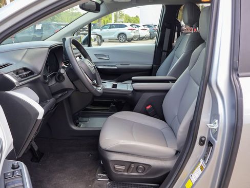 Used 2025 Toyota Sienna XLE FWD image 8
