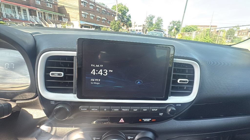 Used 2025 Hyundai Venue Limited FWD image 19
