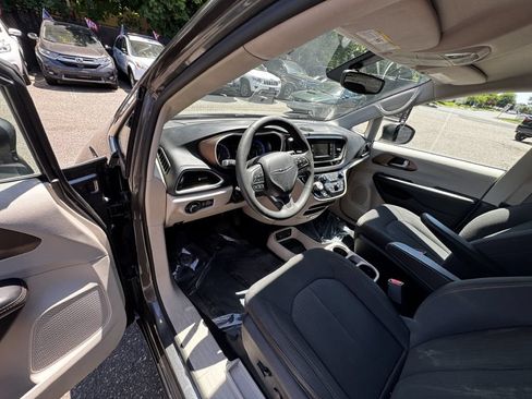 Used 2017 Chrysler Pacifica Touring FWD image 13
