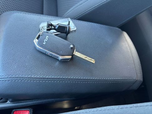 Used 2025 Kia Sportage LX image 22