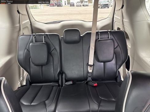 Used 2023 Chrysler Pacifica Limited FWD image 13