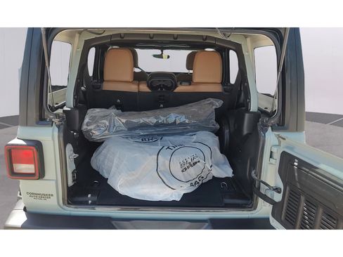 Used 2023 Jeep Wrangler Unlimited Sahara w/ Cold Weather Group AWD/4WD image 9