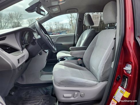 Used 2018 Toyota Sienna LE image 25
