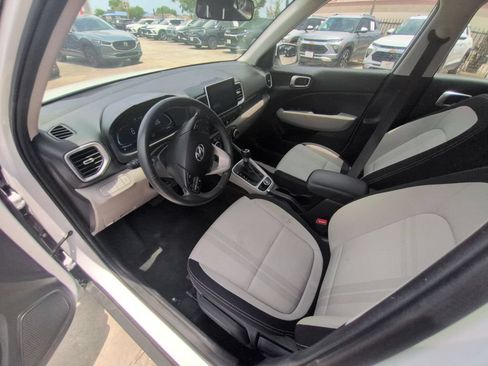 Used 2025 Hyundai Venue SEL FWD image 15