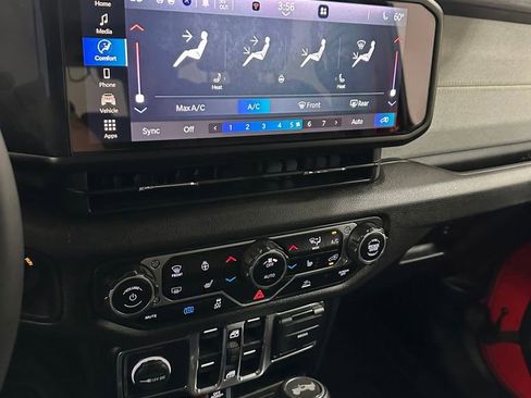 Used 2024 Jeep Wrangler Unlimited AWD/4WD image 22