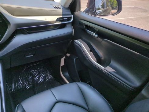 Used 2023 Toyota Highlander XLE FWD image 16
