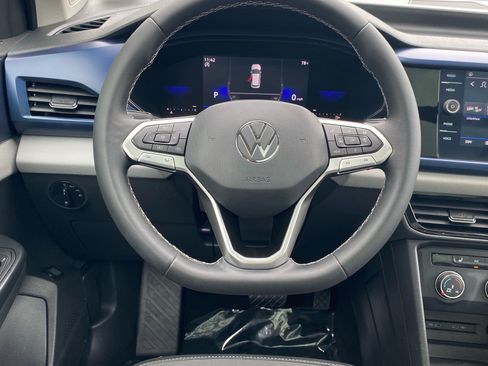 Used 2022 Volkswagen Taos SE w/ Panoramic Sunroof Package FWD image 6